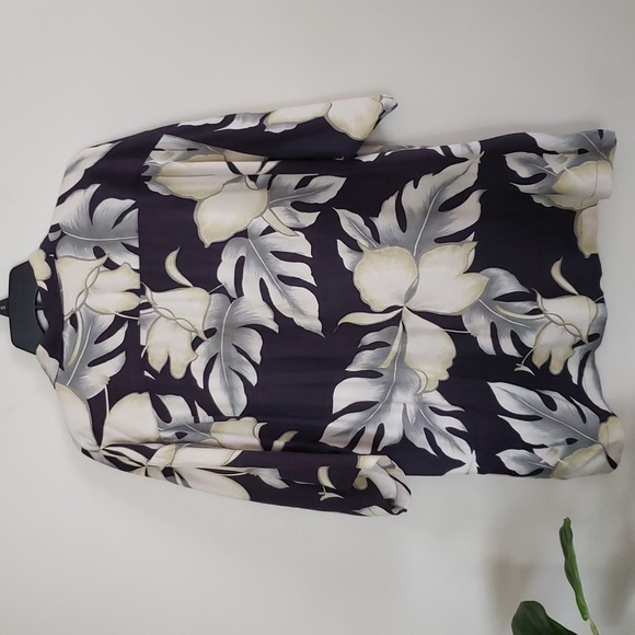 Tommy Bahama tropical floral print silk button up shirt, men's size large - Picture 7 of 9